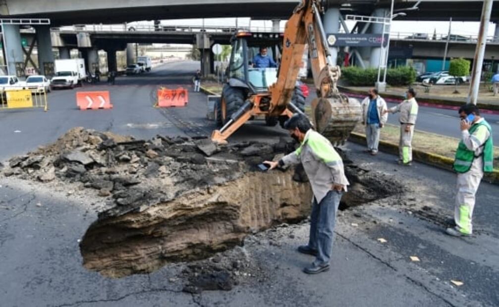 Reportan socavón de hasta ocho metros de profundidad en Venustiano Carranza