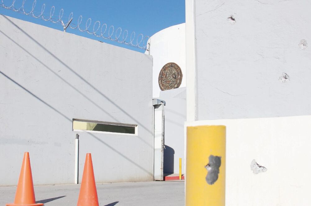 Los impactos de bala en los muros de la Subdelegación constatan que el comando usó armas exclusivas del Ejército (ESPECIAL)