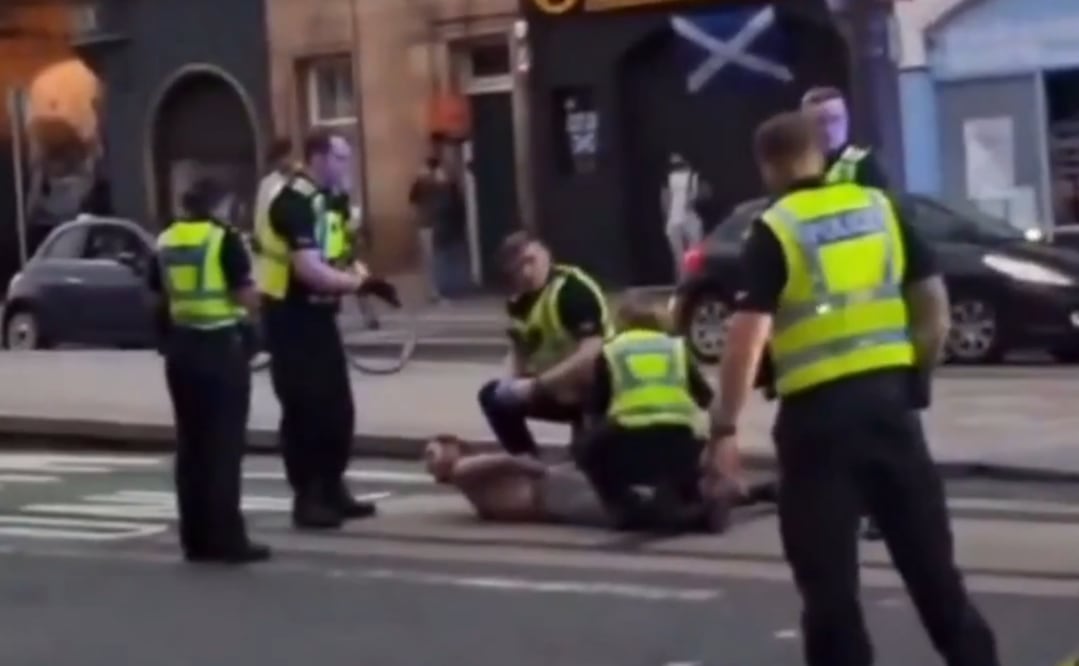 La Policía de Escocia arresta al sospechoso de los presuntos ataques antimusulmanes ocurridos en Edimburgo (20/06/2026). Foto: Captura de pantalla