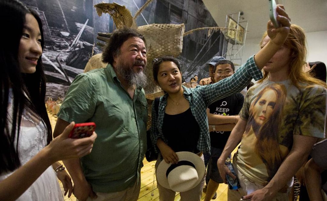Fue su presencia, más que sus trabajos, lo que acaparó la atención en las dos galerías de Pekín, la Continua y la de Arte Contemporáneo Tang. FOTO: Ng Han Guan/AP