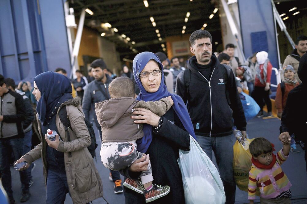 Migrantes de Medio Oriente llegan en ferry a la isla de Lesbos, en Grecia. Se prevé que el número de refugiados que viajan a Europa disminuya en invierno, pero se multiplique al iniciar la primavera de 2016 (ALKIS KONSTANTINIDIS. REUTERS)
