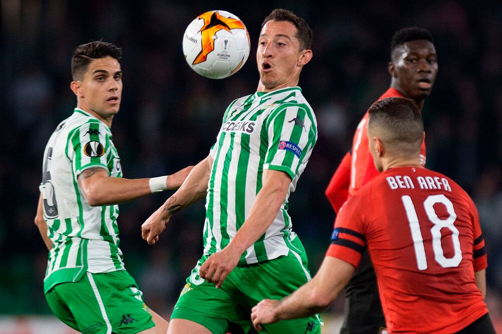Guardado disputa un balón frente a Stade Rennais - Foto: AFP