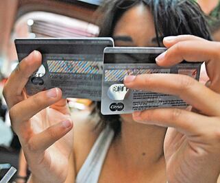 Mexicanos no dejan de pedir tarjetas pese al crédito caro