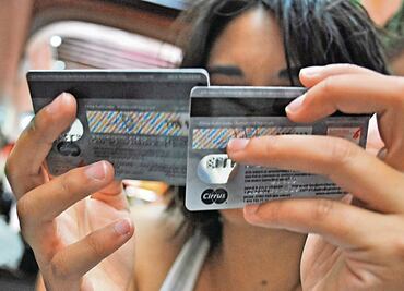 Mexicanos no dejan de pedir tarjetas pese al crédito caro