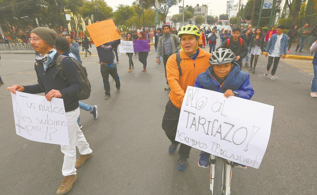 Integrantes de ONG salieron a las calles a manifestarse contra el aumento de dos pesos a la tarifa. Foto: JORGE ALVARADO. EL UNIVERSAL