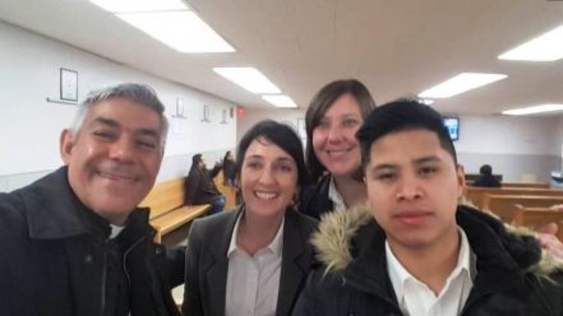 El pastor de EU que ayuda a 50 menores migrantes