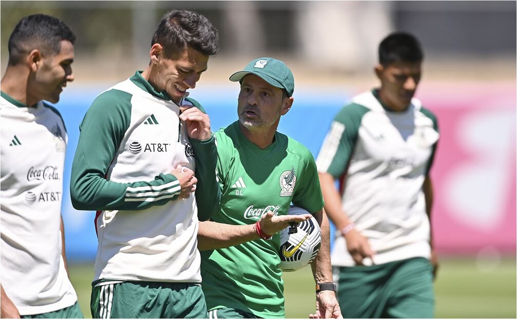 FOTO: @miseleccionmx - Diego Cocca en un entrenamiento con la Selección de México