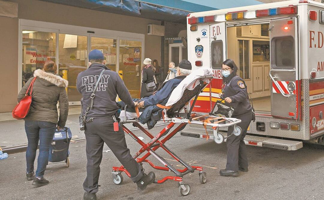 Un estadounidense es trasladado al hospital Monte Sinaí, en Nueva York. Foto: Justin Lane. EFE
