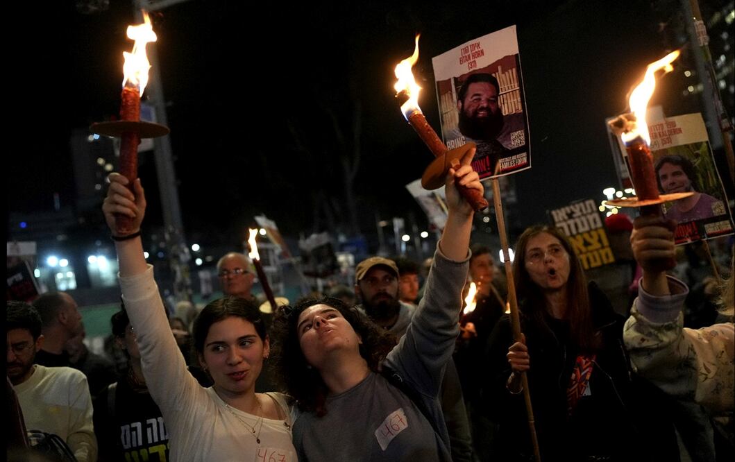 Familiares y amigos de personas asesinadas y secuestradas por Hamas en Gaza reaccionan al anuncio de alto el fuego durante una manifestación en Tel Aviv, Israel. Foto: AP