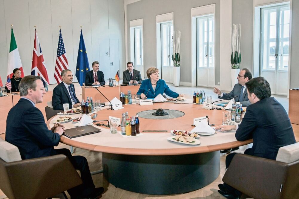 El premier británico, David Cameron; el mandatario estadounidense, Barack Obama; la canciller alemana, Angela Merkel; el presidente francés, Francois Hollande, y el primer ministro de Italia, Matteo Renzi, al reunirse ayer en Hannover (REUTERS)