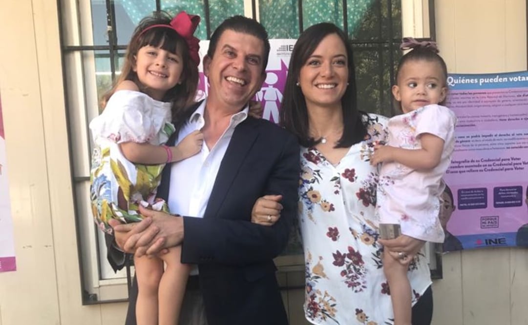 El candidato acompañó esta mañana a su esposa, Renata Arévalo, a emitir su voto en la comunidad de San José del Potrero, Guanajuato. Foto: Xóchitl Álvarez / EL UNIVERSAL