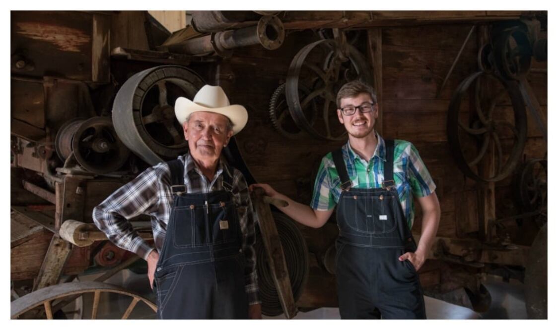 Foto: BETO LANZ / Abraham Peters, en la izquierda, y Antonio Lowen, guía del Museo Menonita de Chihuahua.