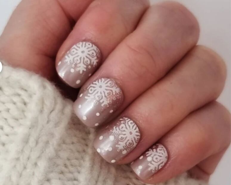 Pide el detalle del copo de nieve a mano alzada o sticker para un efecto de manicura coreana delicada. Foto: Etsy