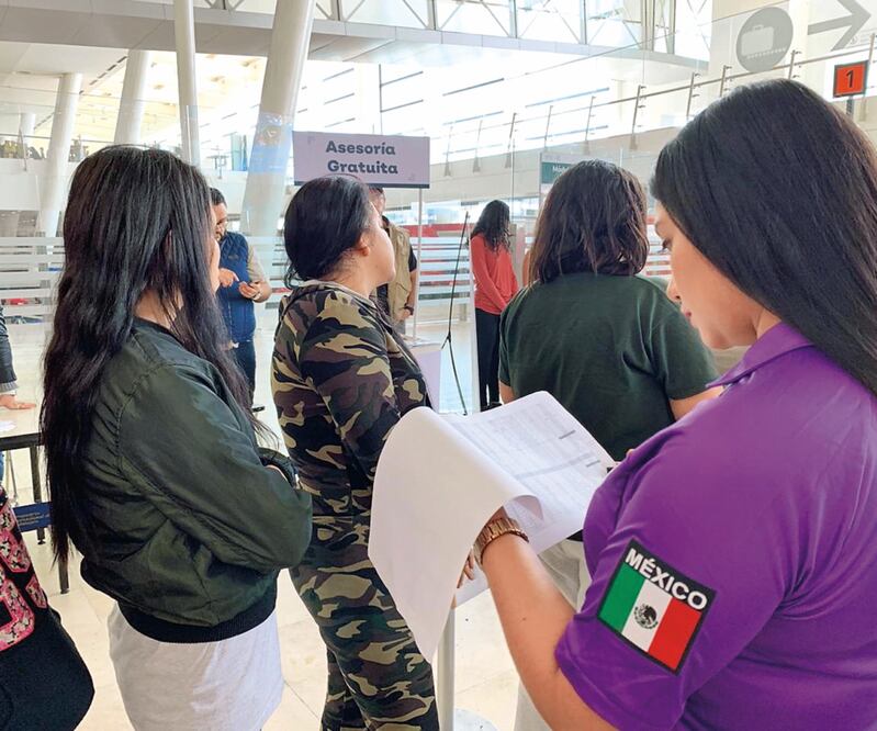 Al llegar a Guadalajara, los connacionales fueron recibidos por personal de Migración, que les ofreció información, servicios básicos y transporte. Foto: ESPECIAL