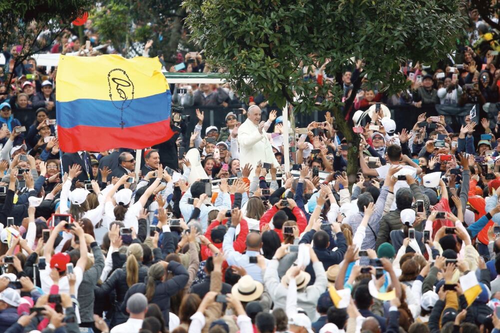 El Pontífice a su llegada a la misa masiva que encabezó ayer en Bogotá. Hoy estará en Villavicencio, donde se reunirá con víctimas del conflicto armado. (STEFANO RELLANDINI. REUTERS)