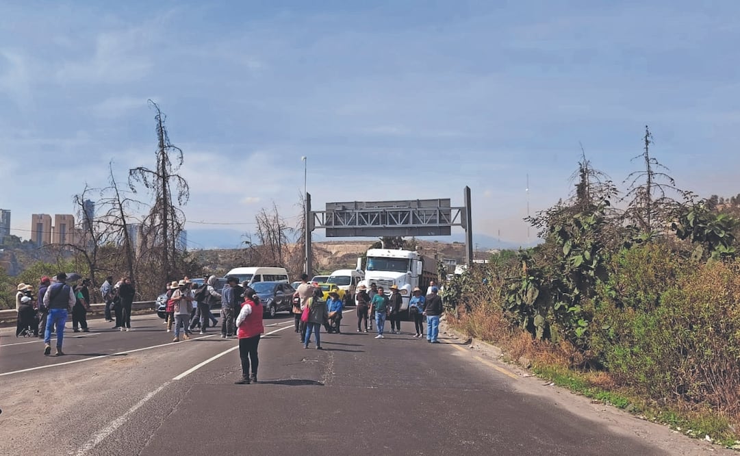 La comunidad indígena Otomí de La Magdalena Chichicaspa y el Comité de Agua Ejidal bloquearon la carretera Naucalpan-Toluca. Foto: Especial