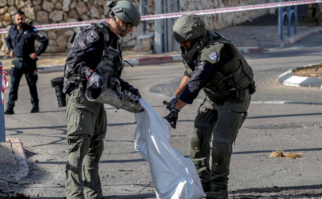 Policía israelí recoge los restos de un proyectil disparado desde el Líbano e interceptado por Israel en la ciudad de Shlomi. Foto: AFP