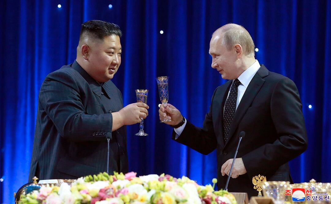 El líder norcoreano Kim Jong Un, izquierda, brinda con el presidente ruso Vladimir Putin en Vladivostok, Rusia, el 25 de abril de 2019. Foto: AP