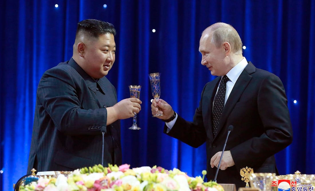 El líder norcoreano Kim Jong Un, izquierda, brinda con el presidente ruso Vladimir Putin en Vladivostok, Rusia, el 25 de abril de 2019. Foto: AP