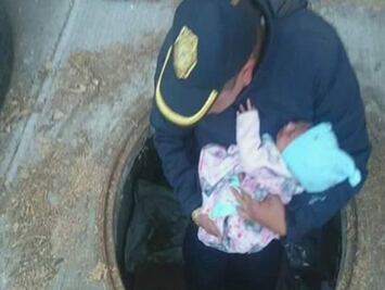 Abandonan a bebé en coladera de La Merced