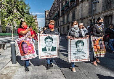 Familiares de los 43 normalistas llegan a Palacio Nacional para reunirse con AMLO