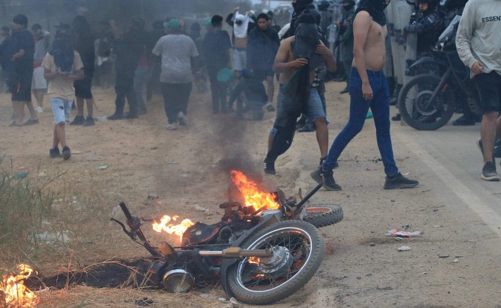 Una motocicleta arde durante los enfrentamientos entre policías y manifestantes en San Julián, Bolivia (06/06/2026). Foto: EFE