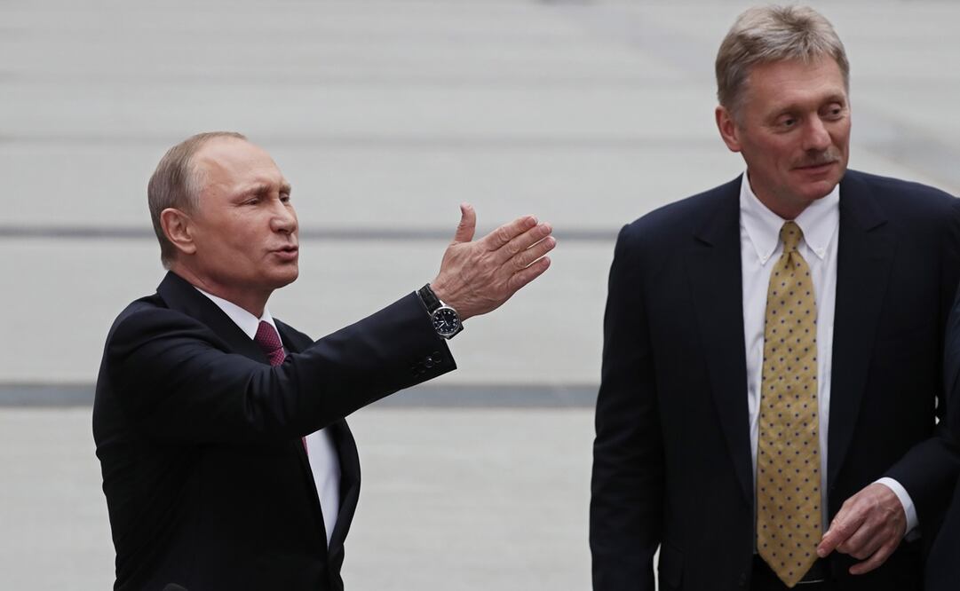 El presidente ruso Valdimir Putin y su vocero Dmitry Peskov. Foto: EFE