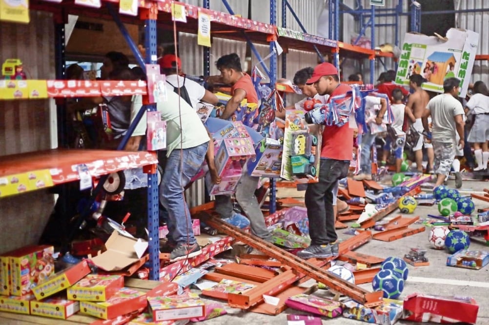 Los 'rapiñeros' cargaron palos y piedras para amedrentar a los empleados de los supermercados y poder sustraer la mercancía sin resistencia. (ARCHIVO EL UNIVERSAL)