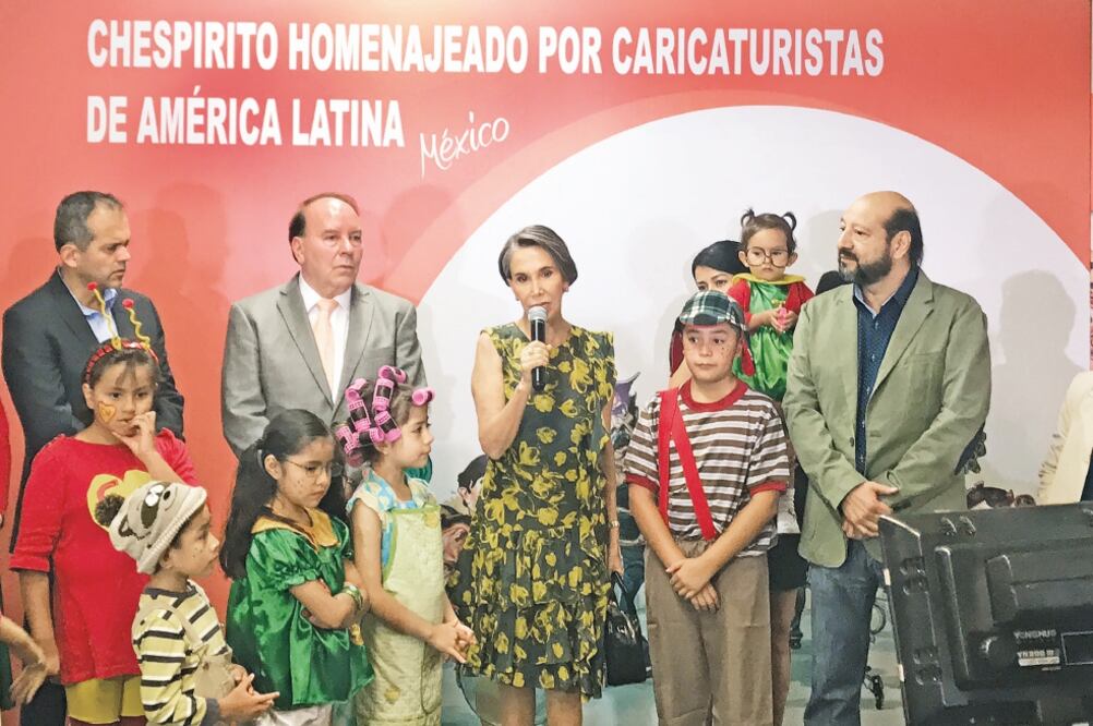 Florinda Meza estuvo acompañada con niños vestidos como los personajes que creara Gómez Bolaños. (RAFAEL VILLALOBOS. EL UNIVERSAL)