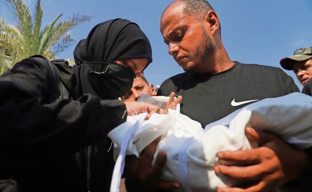 Esraa Abu Halib y su esposo Ahmed Abu Halib ven el cadáver de su bebé de cinco meses de edad, Zainab, que murió a causa de desnutrición en Khan Yunis, Franja de Gaza. Foto: Mariam Dagga / AP