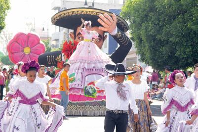 Con música y luchas inicia la Feria de San Marcos