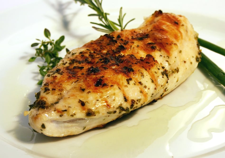 Marinar la carne es importante para que no se pierda la jugosidad / Foto: Pixabay