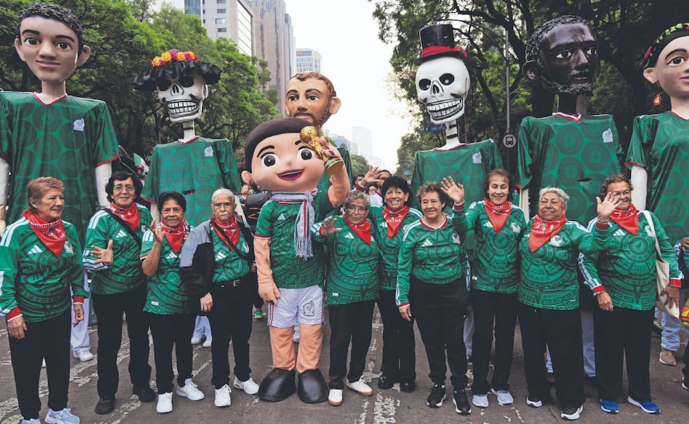 Adultos mayores acudieron a Paseo de la Reforma para unirse a las actividades por el Mundial de Futbol. Foto: Hugo Salvador/ EL UNIVERSAL
