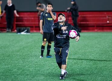 "Necesita operarse las rodillas": Médico habla sobre el problema de Maradona