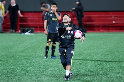 "Necesita operarse las rodillas": Médico habla sobre el problema de Maradona