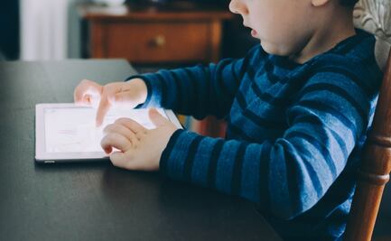 Austria prohibirá las redes sociales a menores de 14 años; escuelas aplicaron 3 semanas "sin teléfono móvil"