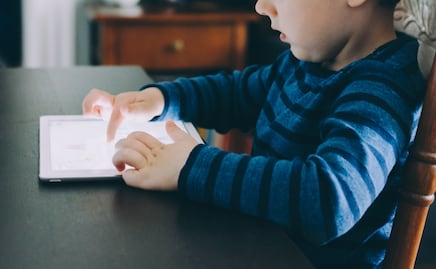 Austria prohibirá las redes sociales a menores de 14 años; escuelas aplicaron 3 semanas "sin teléfono móvil"