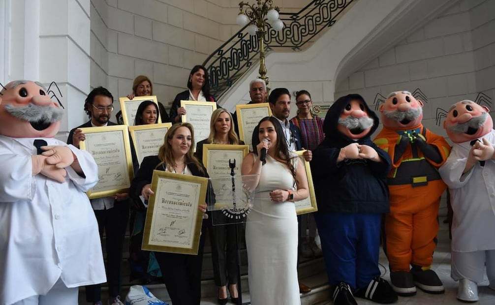 Congreso de la CDMX fue invadido por botargas durante la entrega de la Medalla al Mérito Turístico. Foto: Especiales.