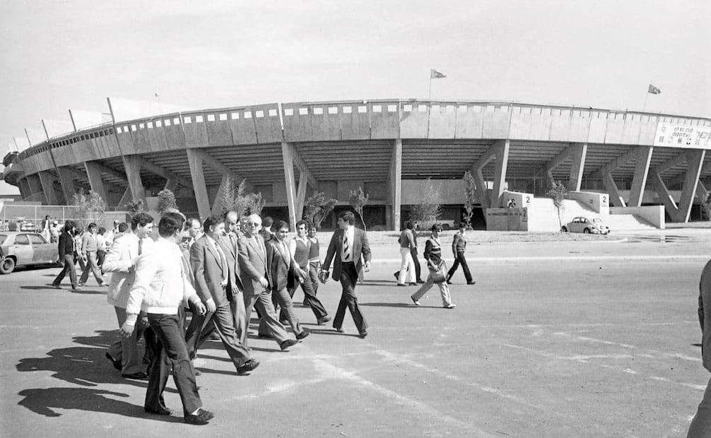 Visita del entonces vicepresidente de la FIFA, Hermann Neuberger, al Estadio Neza 86. Durante el recorrido, el alemán elogió el avance de las obras al interior del recinto mexiquense y en sus alrededores. Foto: Jorge González/Archivo EL UNIVERSAL.