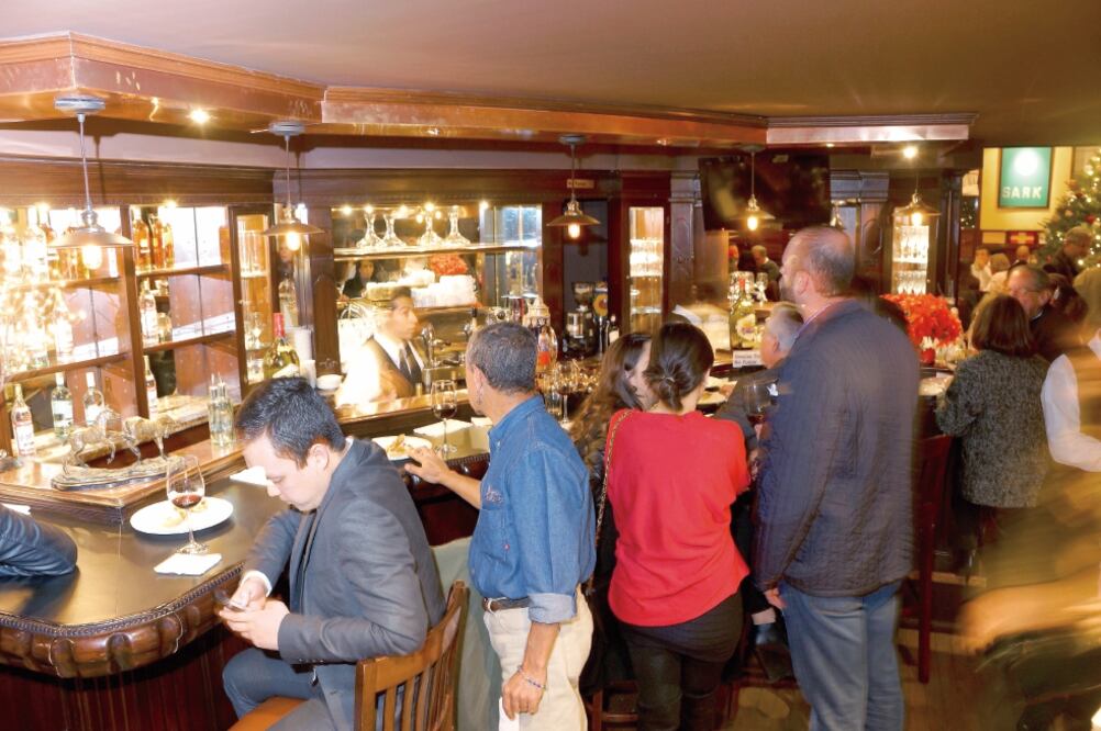 En un negocio que genera ingresos para mantener a seis empleados o más, los dueños pagan las multas y luchan por mantenerlo a flote, pero si están en la sobrevivencia tienden a cerrar (ARCHIVO EL UNIVERSAL)