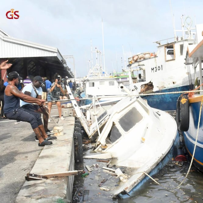 Beryl causó un daño significativo a los buques pesqueros en el complejo pesquero de Bridgetown. El "potencialmente catastrófico" huracán Beryl escaló a la categoría 5 en el este del mar Caribe, informó este lunes el Centro Nacional de Huracanes (NHC, en inglés) de Estados Unidos. FOTO: EFE