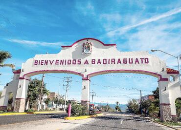 Mexico’s President visits El Chapo’s hometown and shakes hands with his mother