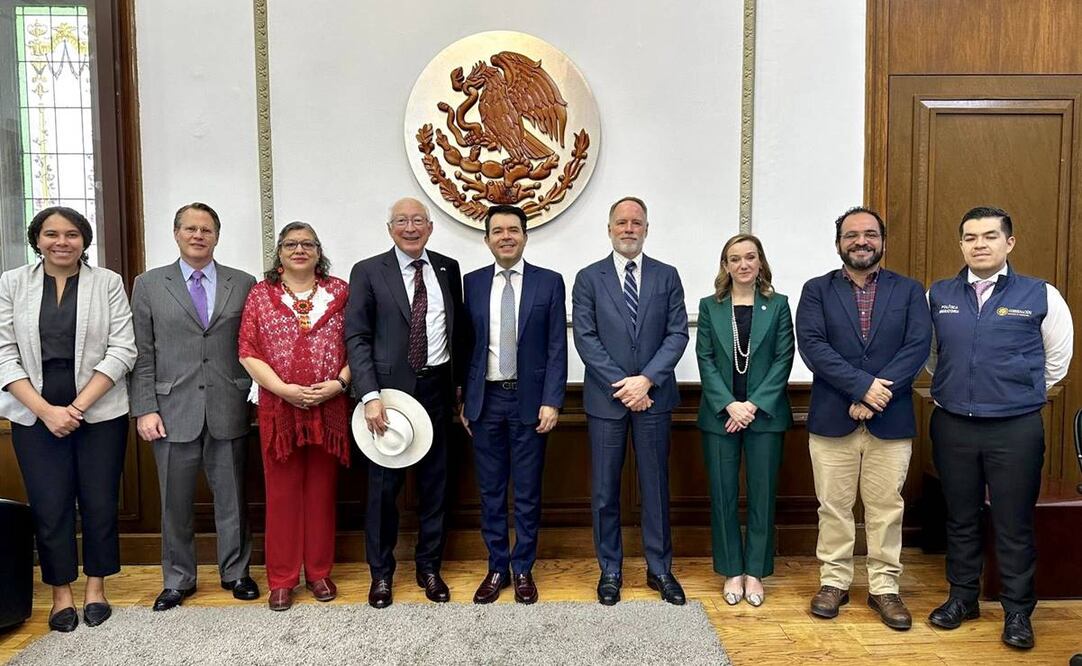 Ken Salazar, embjador de EU en México, en reunión con Arturo Medina, subsecretario de Derechos Humanos, Población y Migración de la Segob / Foto: Especial