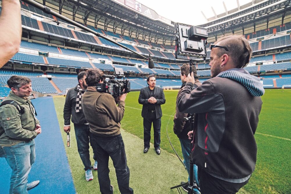 Hugo Sánchez es entrevistado en estadios como el Bernabeu, donde jugó con el Real Madrid; también se relatan errores y conflictos con Jorge Vergara y Ricardo Antonio Lavolpe (FOTO: PANDILLA FILMS)