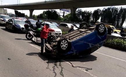 Choque de dos vehículos deja 6 personas lesionadas en Periférico norte, a la altura de Valle Dorado
