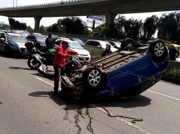 Choque de dos vehículos deja 6 personas lesionadas en Periférico norte, a la altura de Valle Dorado