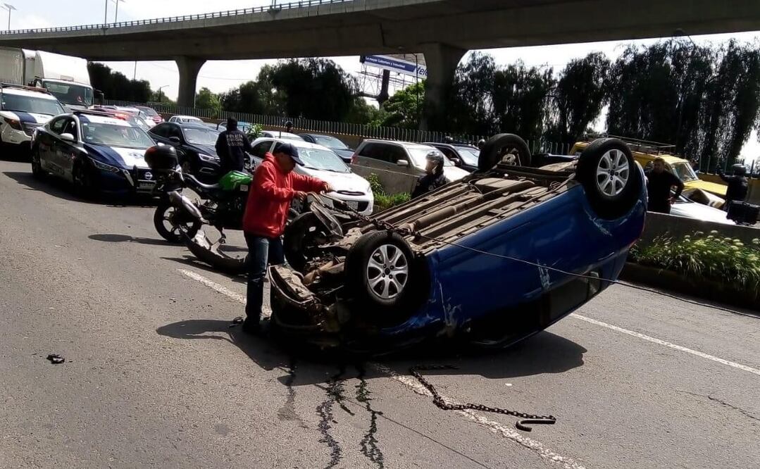 Personal de tránsito municipal trabaja para agilizar el paso de vehículos y en el retiro de las dos unidades accidentadas. Foto: Especial