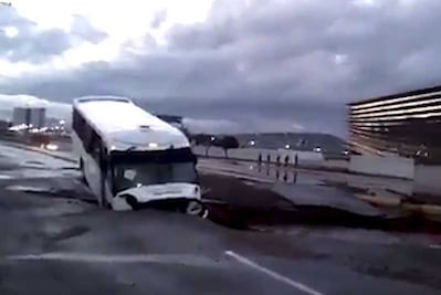 Socavón en Querétaro; un coche cae