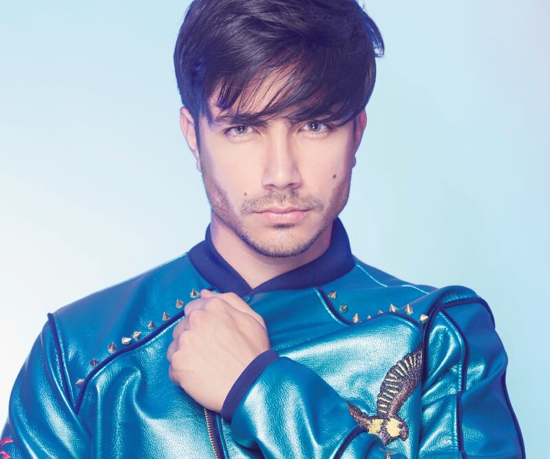 Desde hace un año empezó como solista interpretando baladas. Foto: CORTESÍA