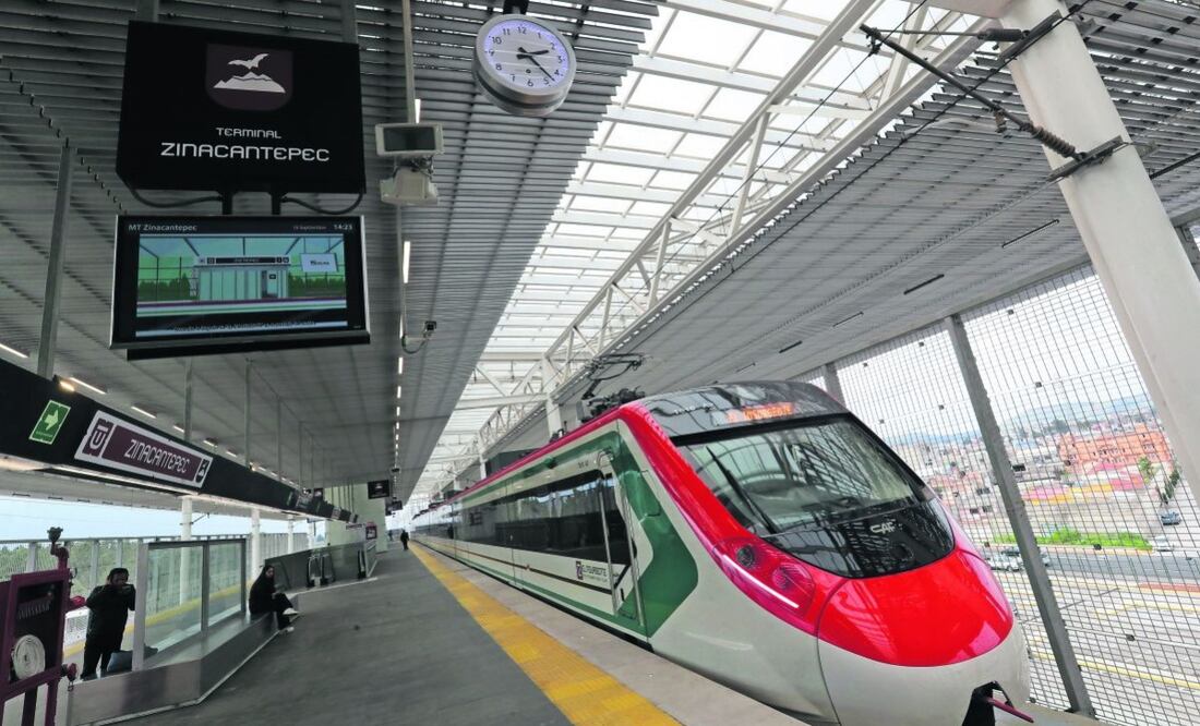 Para acceder al Tren Interurbano los usuarios pueden comprar la Tarjeta de Movilidad Integrada por un costo de 45 pesos y la recarga de dos viajes es de 30 pesos. Además se ofertan códigos QR para viajes sencillos. Foto: Jorge Alvarado | El Universal